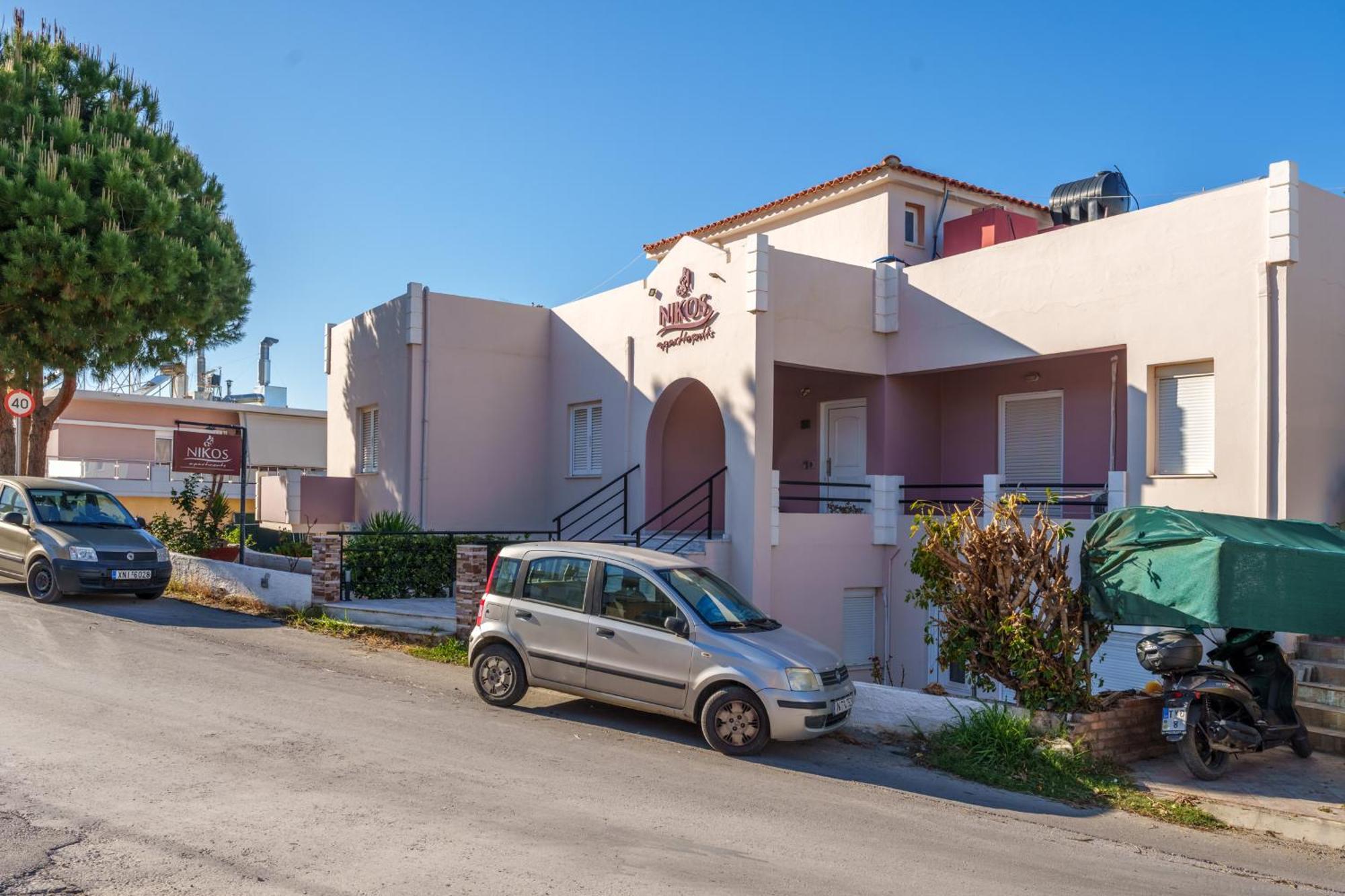 Nikos Apartments Agia Marina  Exterior photo