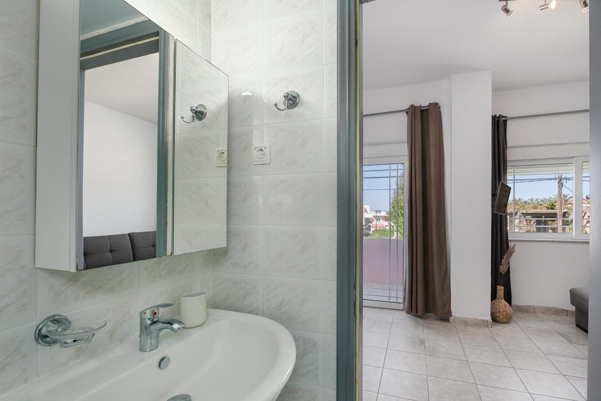 Nikos Apartments Agia Marina  Exterior photo