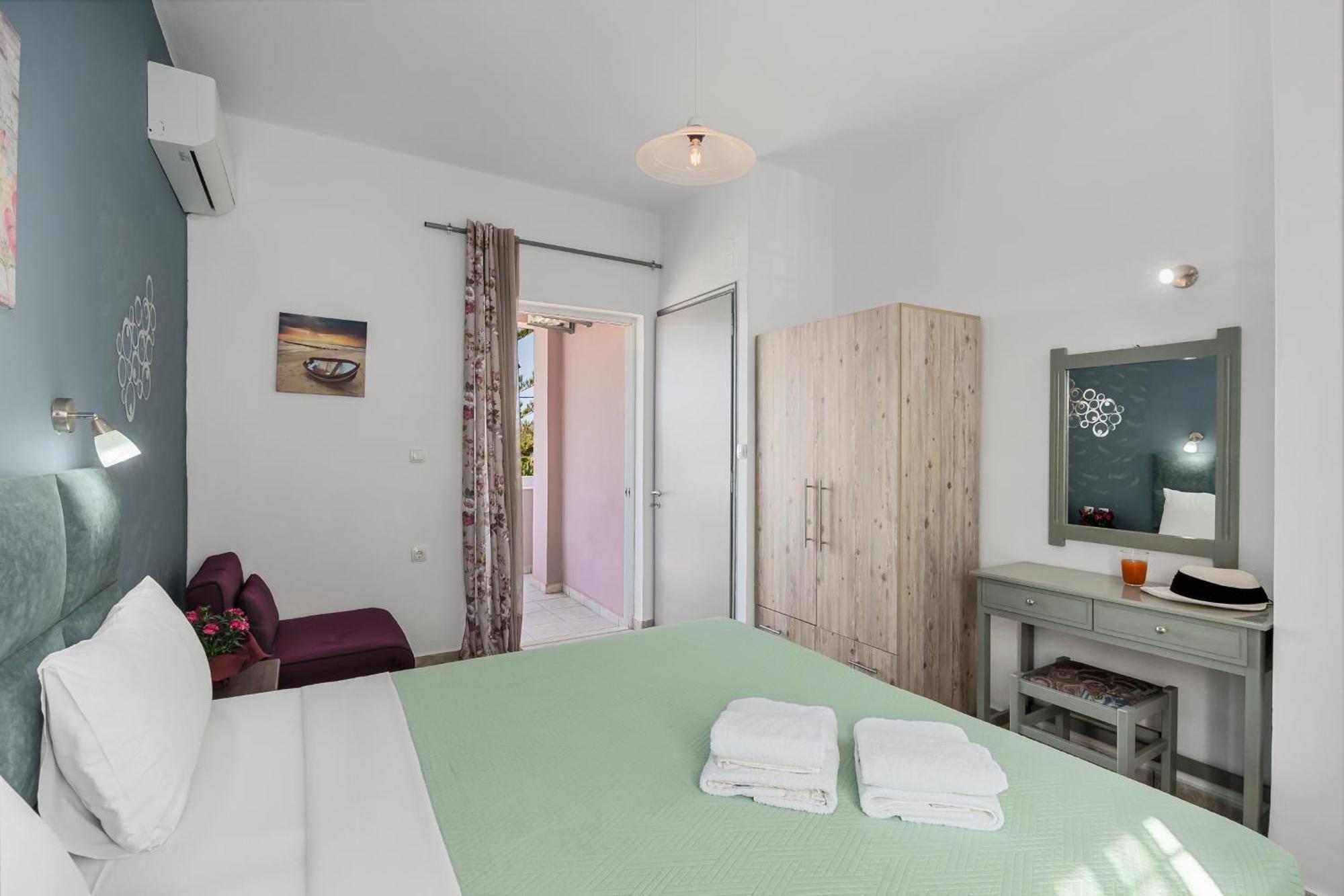 Nikos Apartments Agia Marina  Exterior photo
